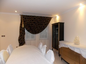 Curtains with Sheers of Dining Area in Jumeirah Park, Dubai
